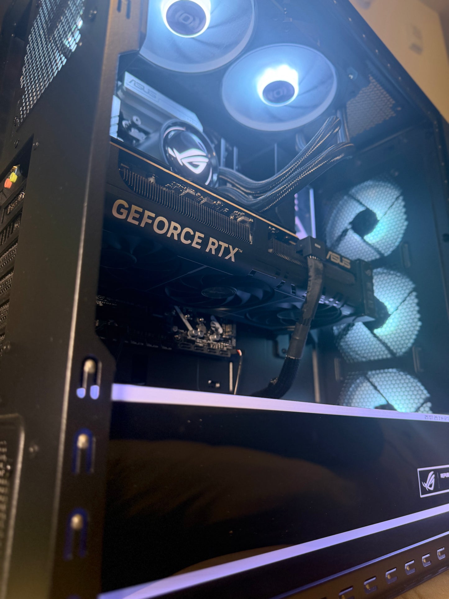 5070Ti | 32GB DDR5 | Core Ultra 7 | 2TB SSD